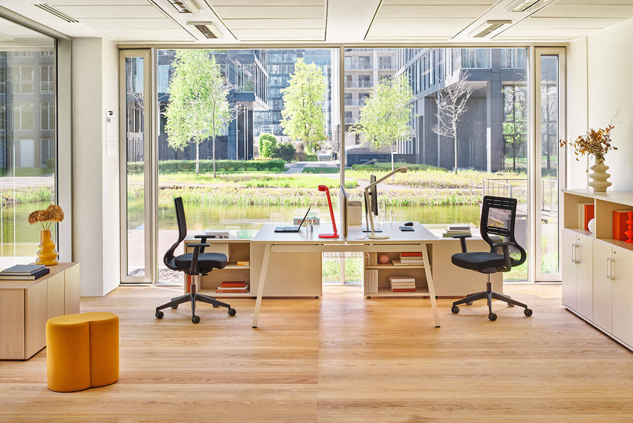 home::ui.lookbook.alt_desk-ogi-m-chair-tanya