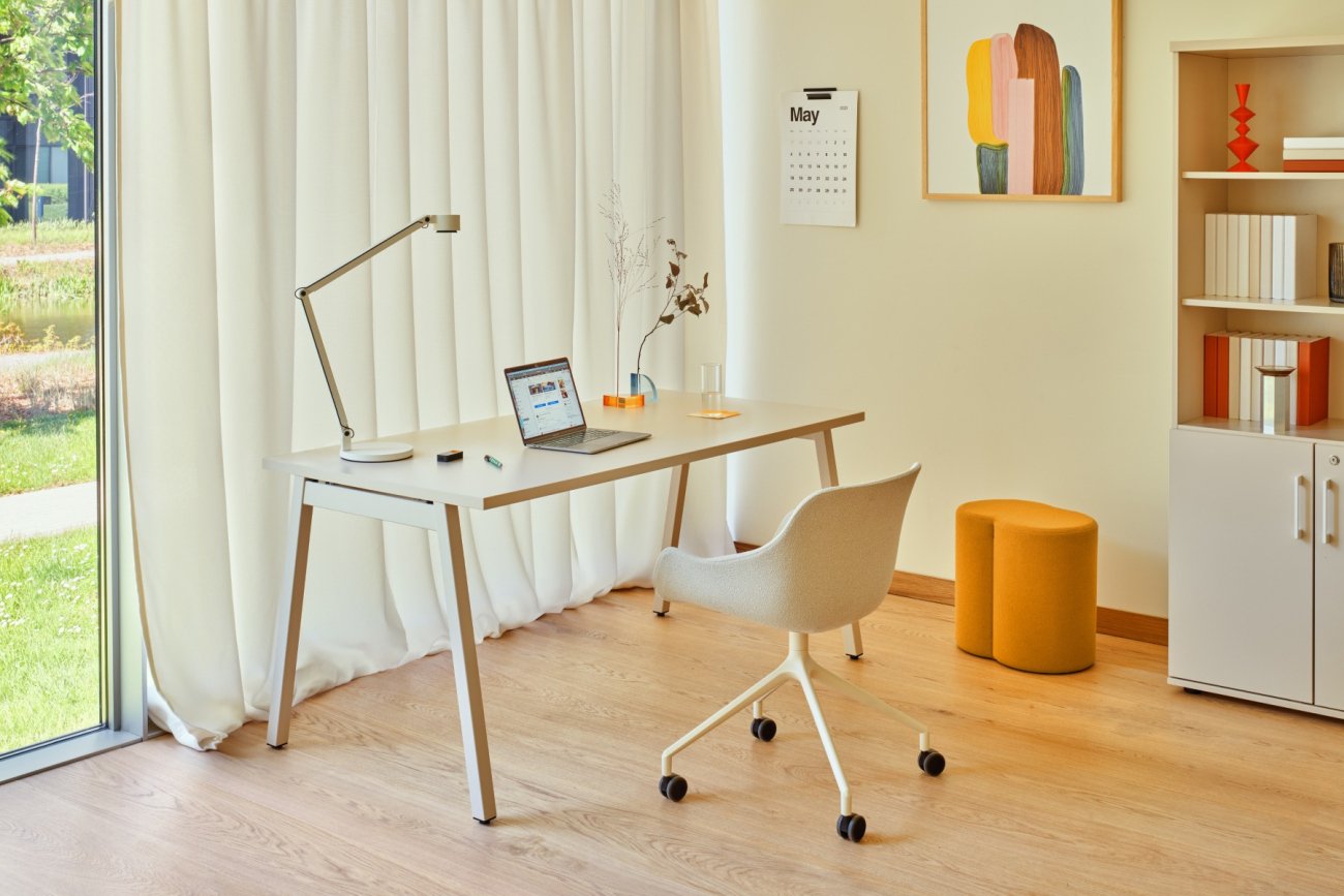 Poste de travail minimaliste : bureau Ogi M, chaise pivotante Baltic