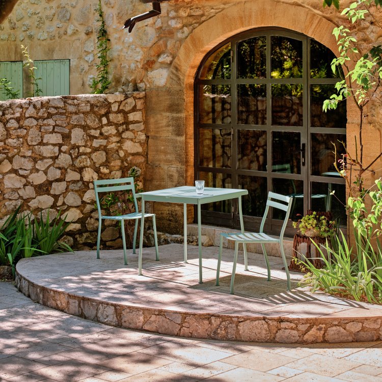Chaises vert menthe et table de café Flaner