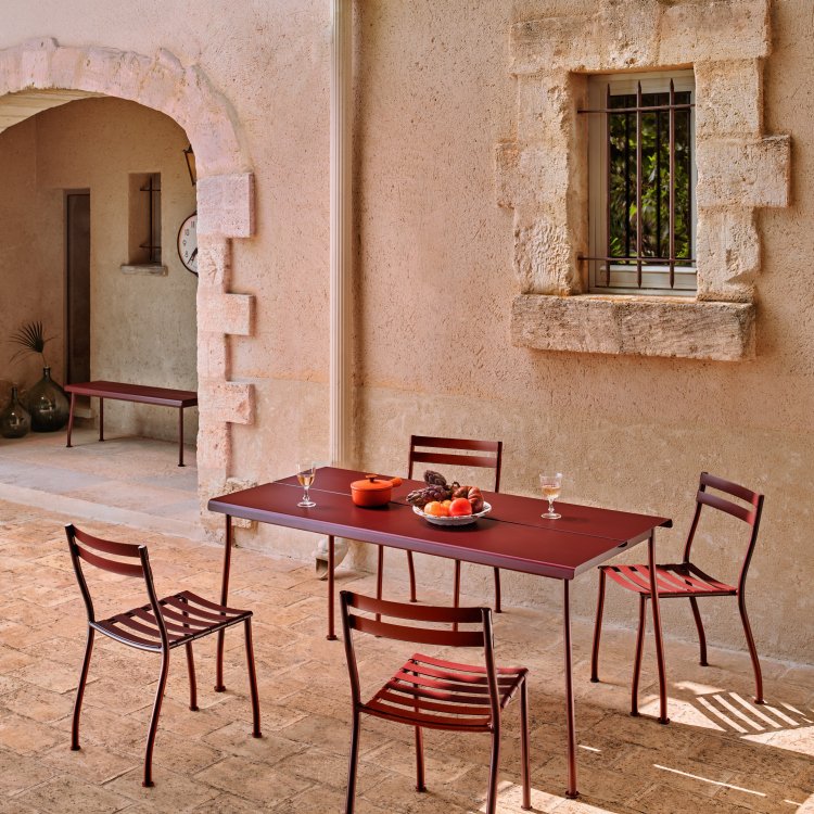 Chaises et table bordeaux Flaner