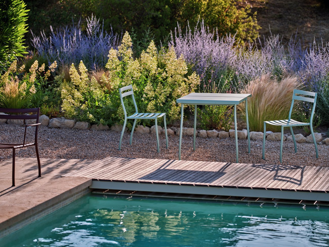 Un ensemble de chaises vert menthe et une table de café