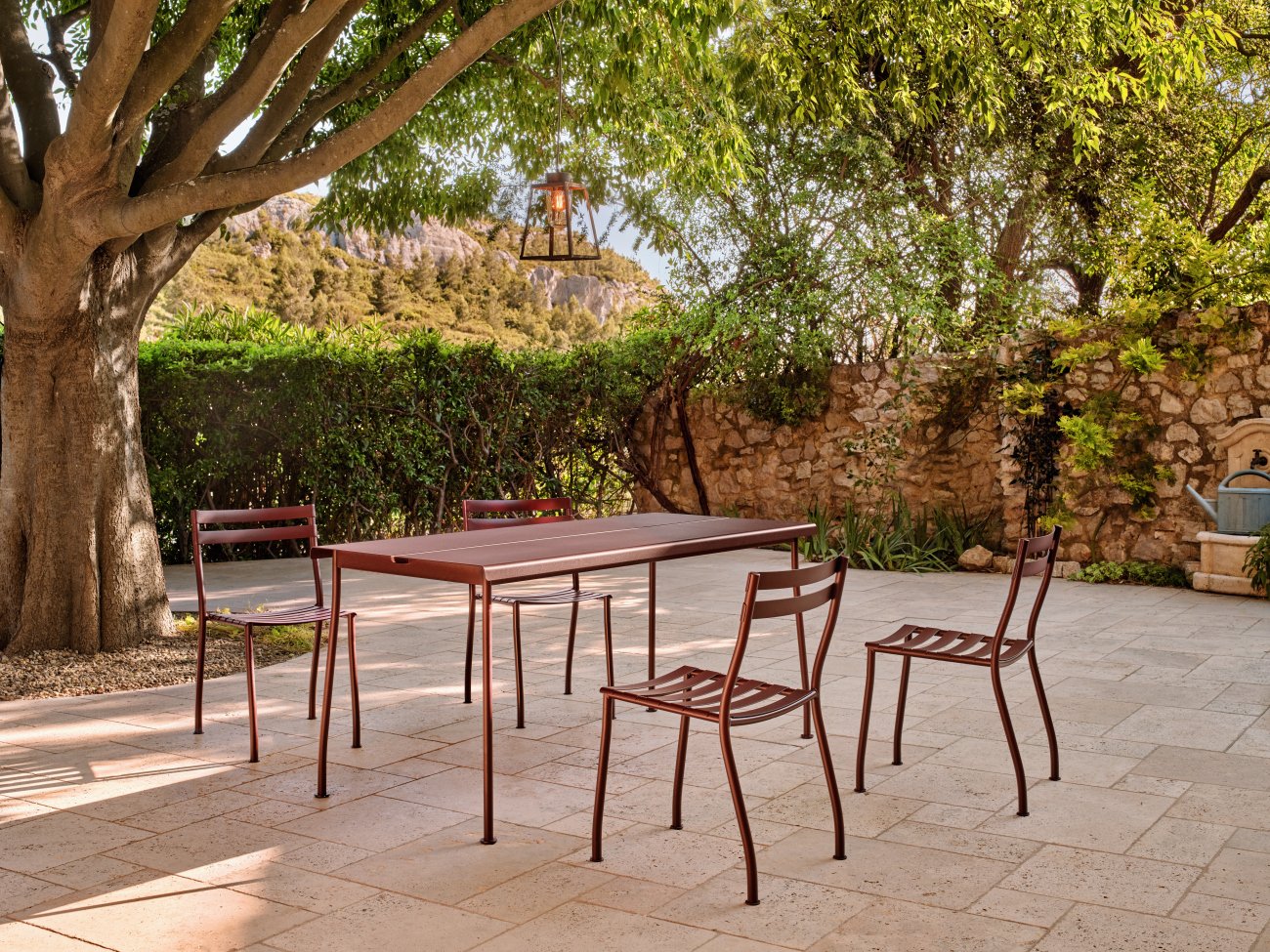 Chaises et table bordeaux Flaner