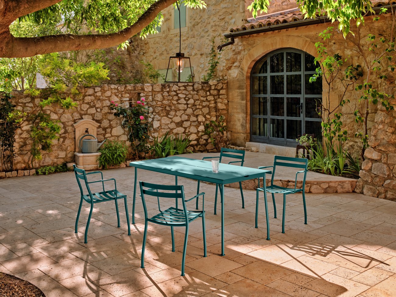 Chaises turquoise et table Flaner