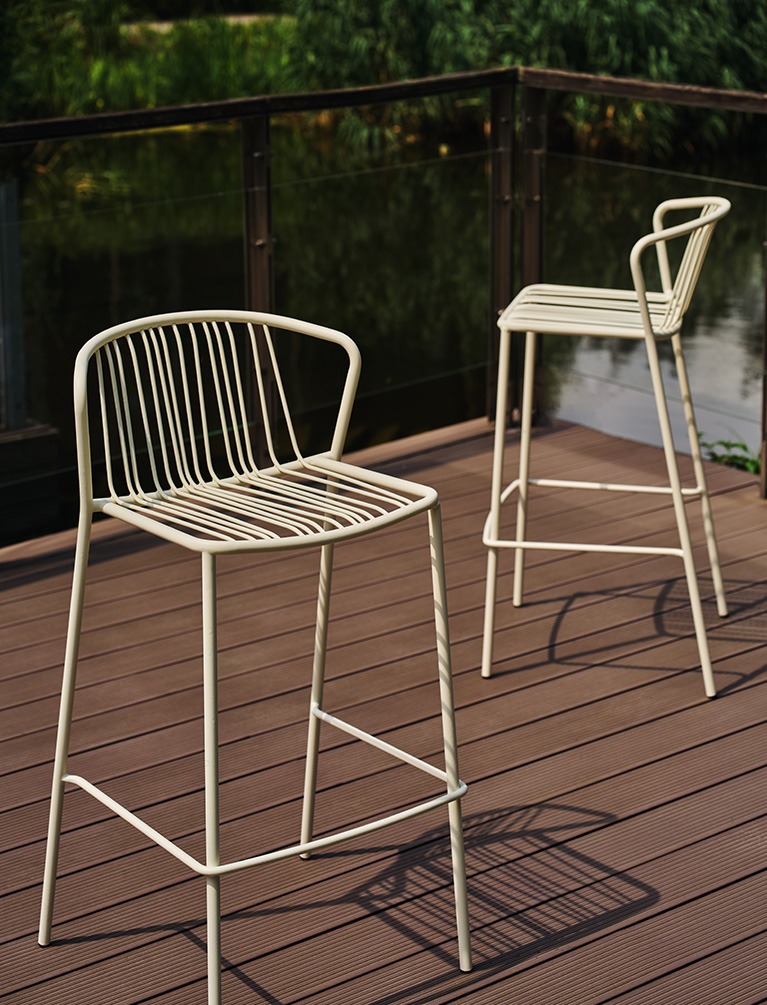 White metal outdoor high stools Bris on a terrace
