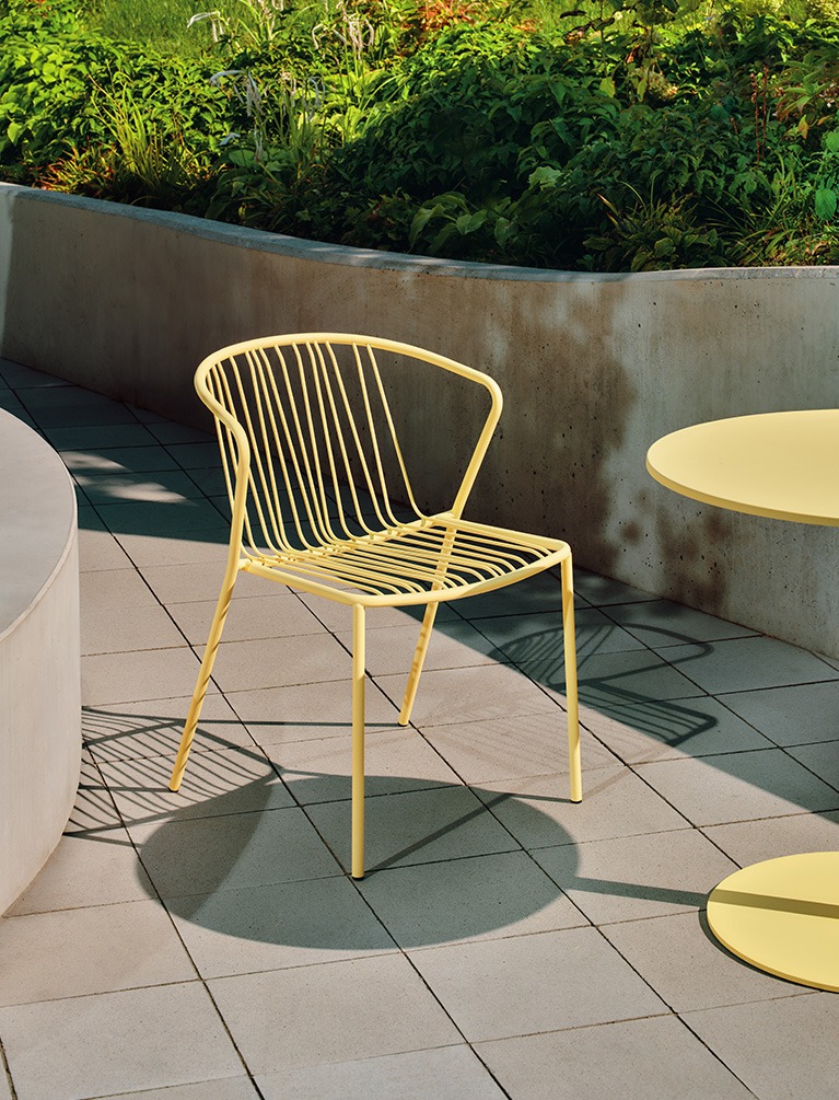 Yellow outdoor chair Bris made of metal rods