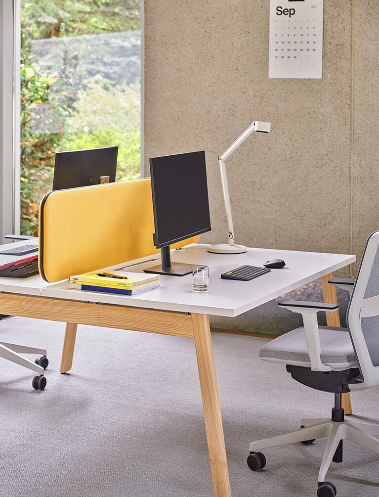 Scrivania bench con piano bianco, pannello acustico giallo e struttura in legno