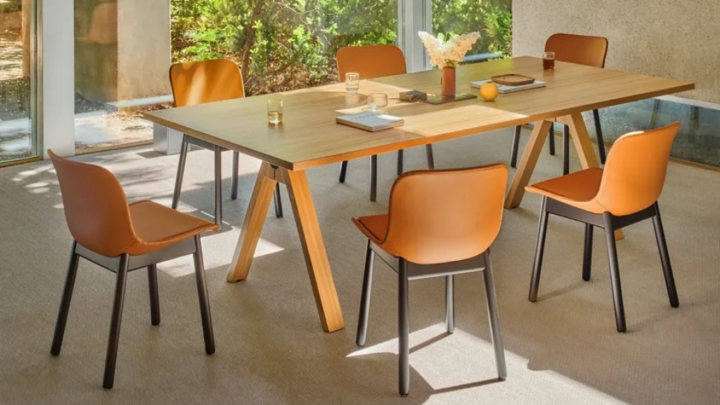 Meeting room for 6 people, with veneer-finished conference table