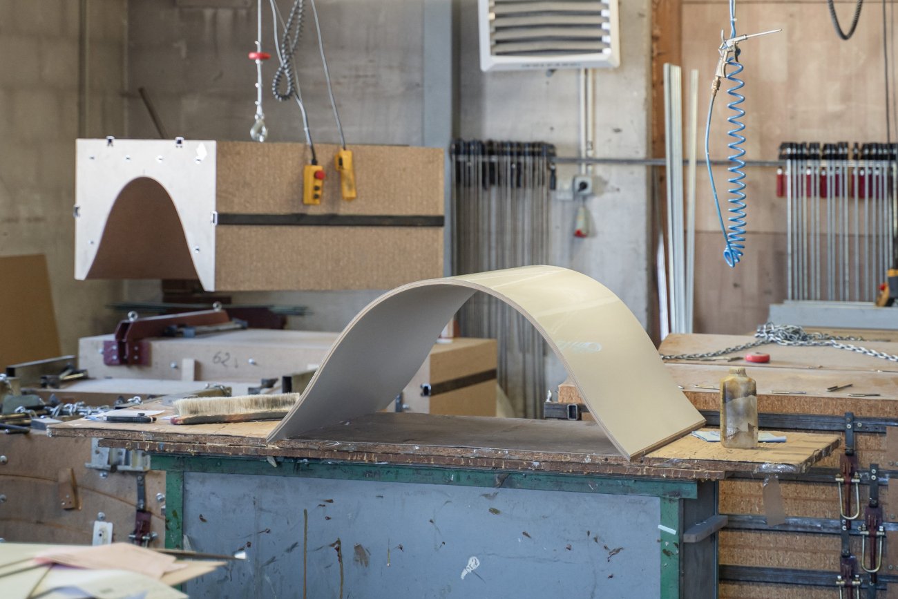Processus de cintrage d'un élément de mobilier dans l'atelier – création de formes non standard
