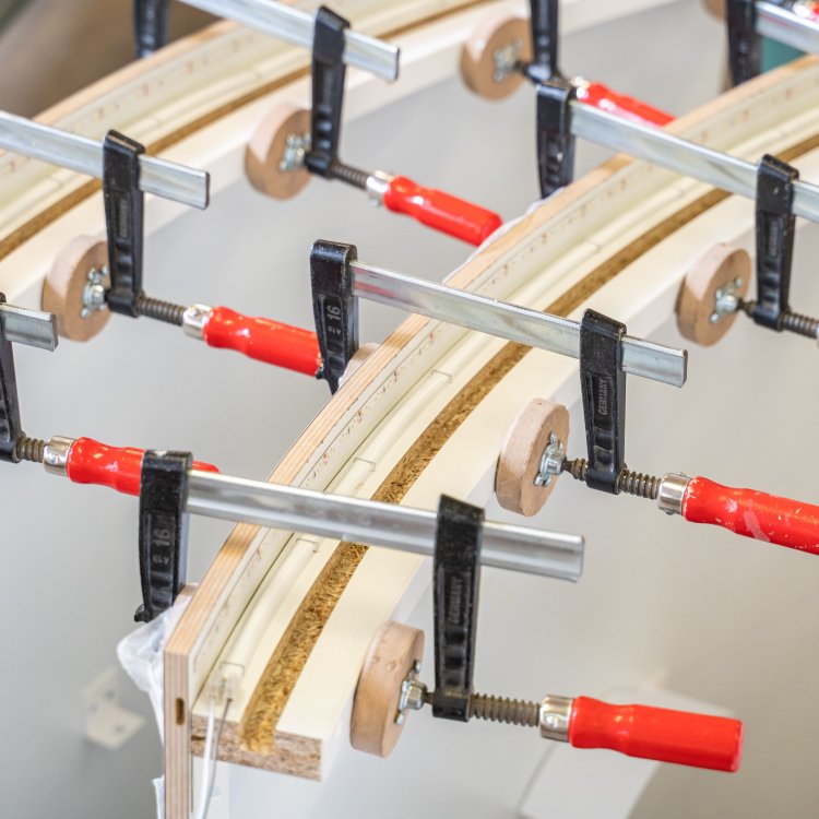 Gluing curved furniture components in the production process of custom-made office furniture