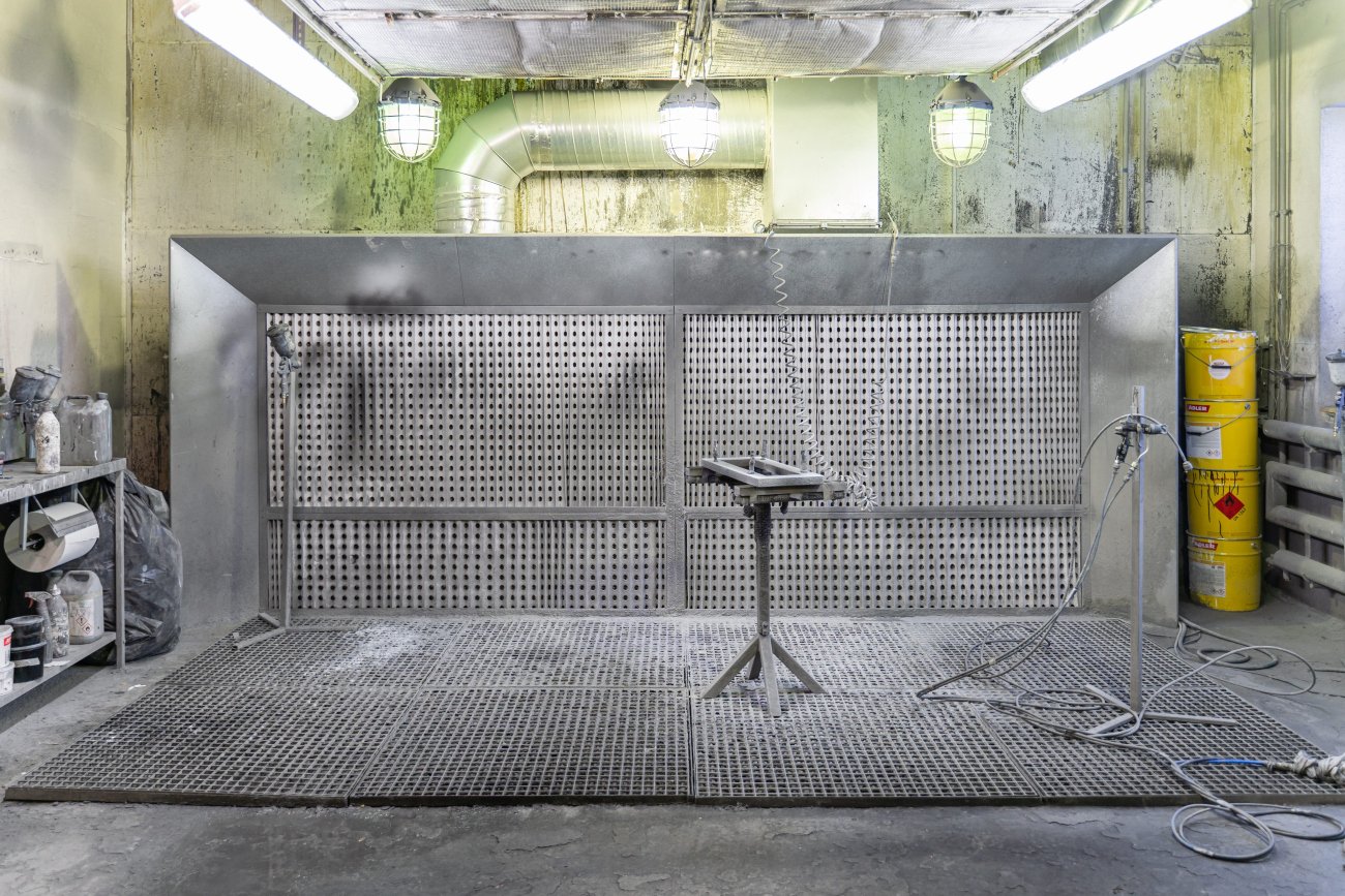 Poste de peinture pour la finition des meubles de bureau – étape de fabrication des produits atypiques