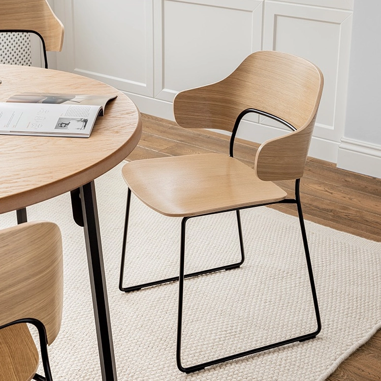Moderner Stuhl mit Sperrholzrücken und Metallgestell, ideal für Esszimmer und Küche