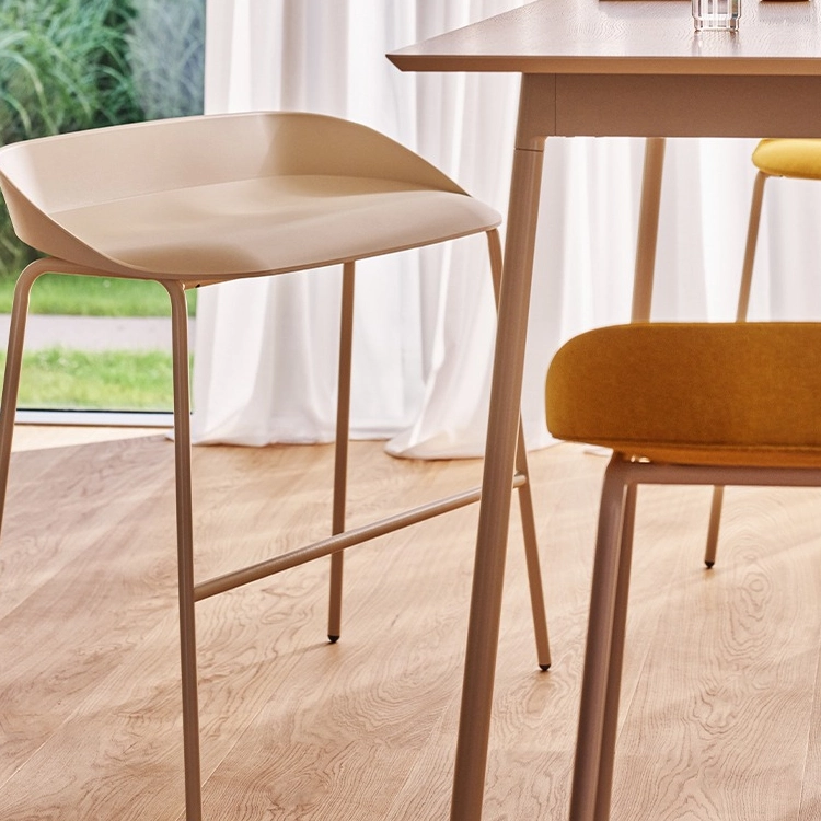 Leicht zu reinigender, moderner Barhocker aus Kunststoff. Praktische Lösung für Kantinen und Speisesäle