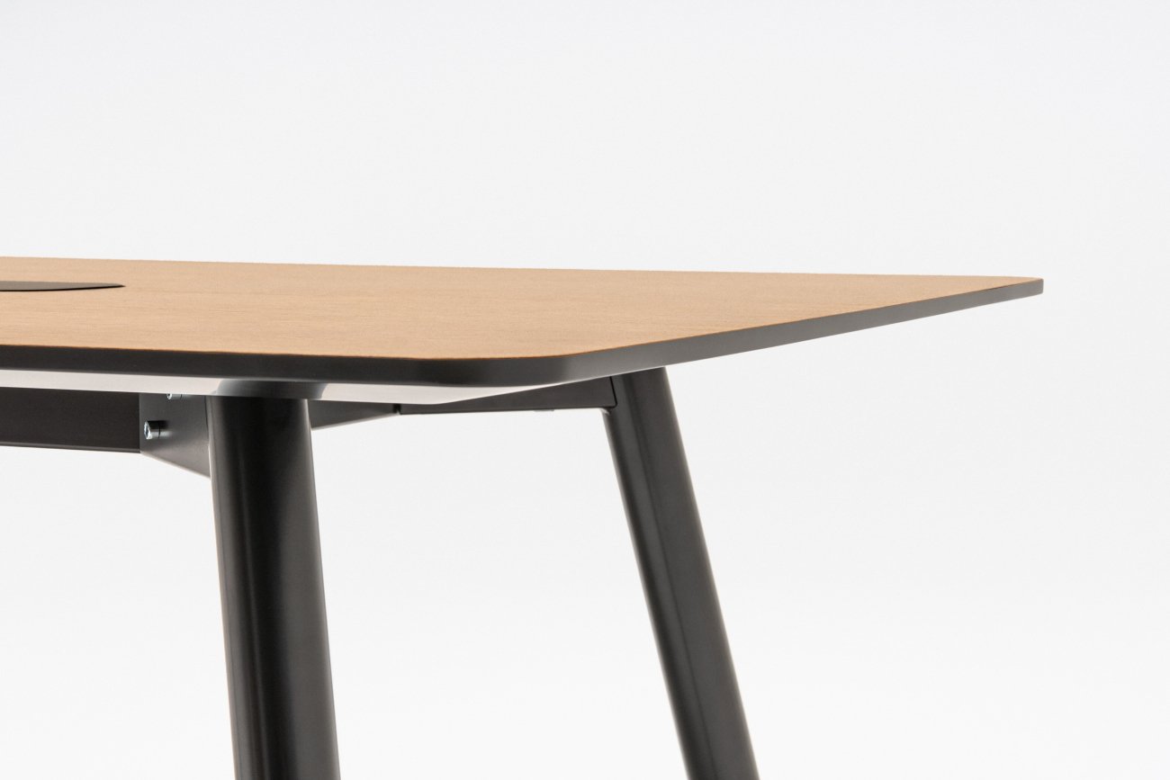 Table de conférence Echo avec plateau en bois et structure métallique noire