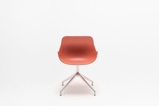 New products: seating with polished aluminium and adjustable bases.