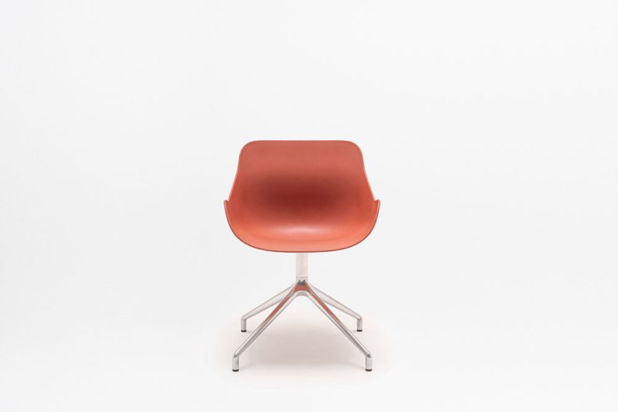 New products: seating with polished aluminium and adjustable bases.