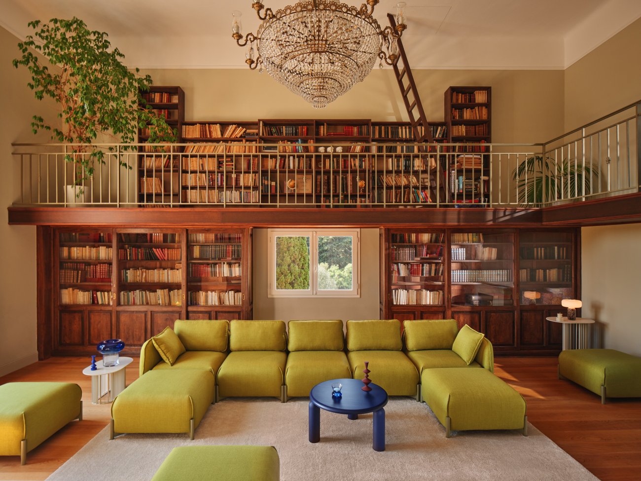 Arrangement of the Linka modular sofa in a home library