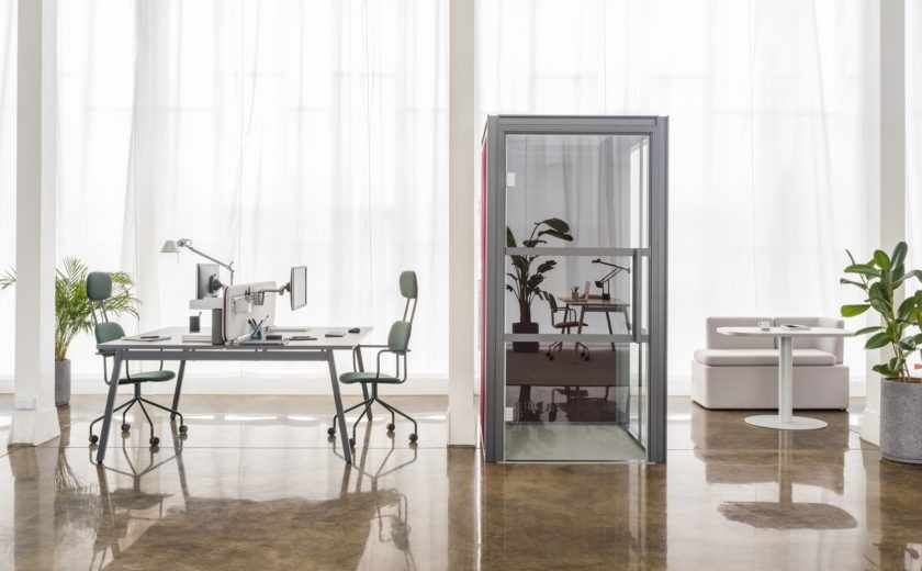 Espace de bureau équipé d'une cabine acoustique et d'un double poste de travail