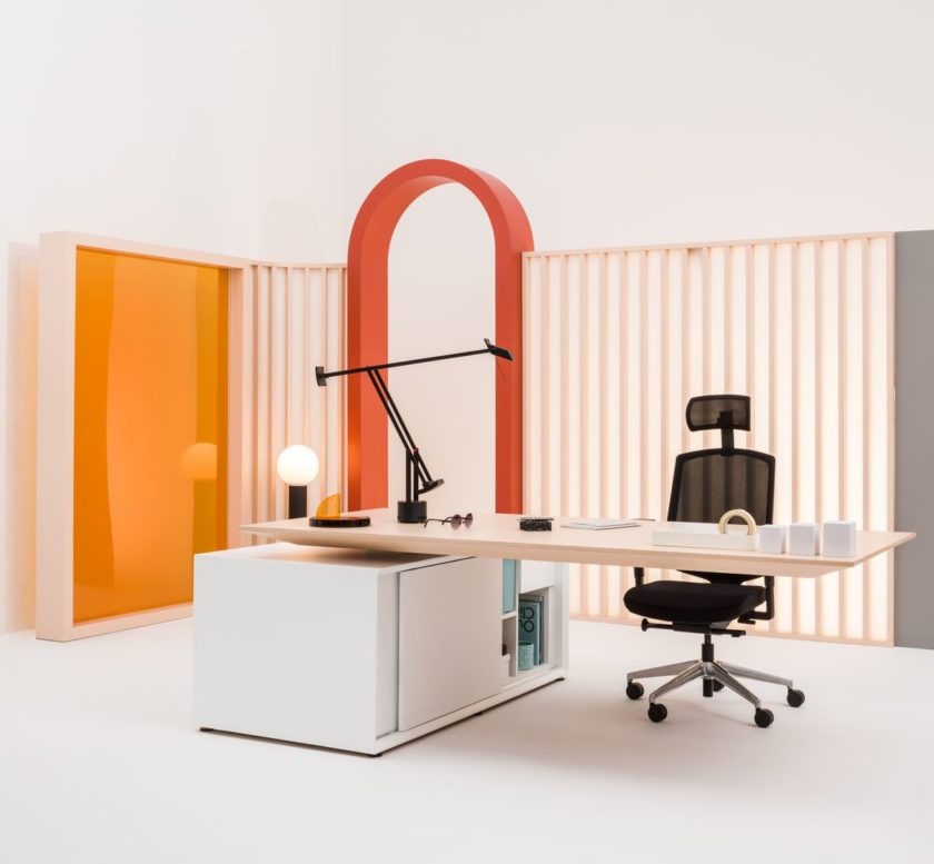 Espace de bureau de direction séparé par des cloisons