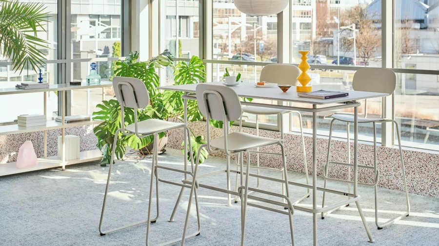 Barhocker im modernen Büro