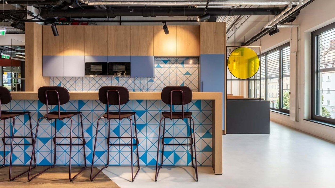 Cantine de bureau avec tabourets de bar rembourrés bordeaux