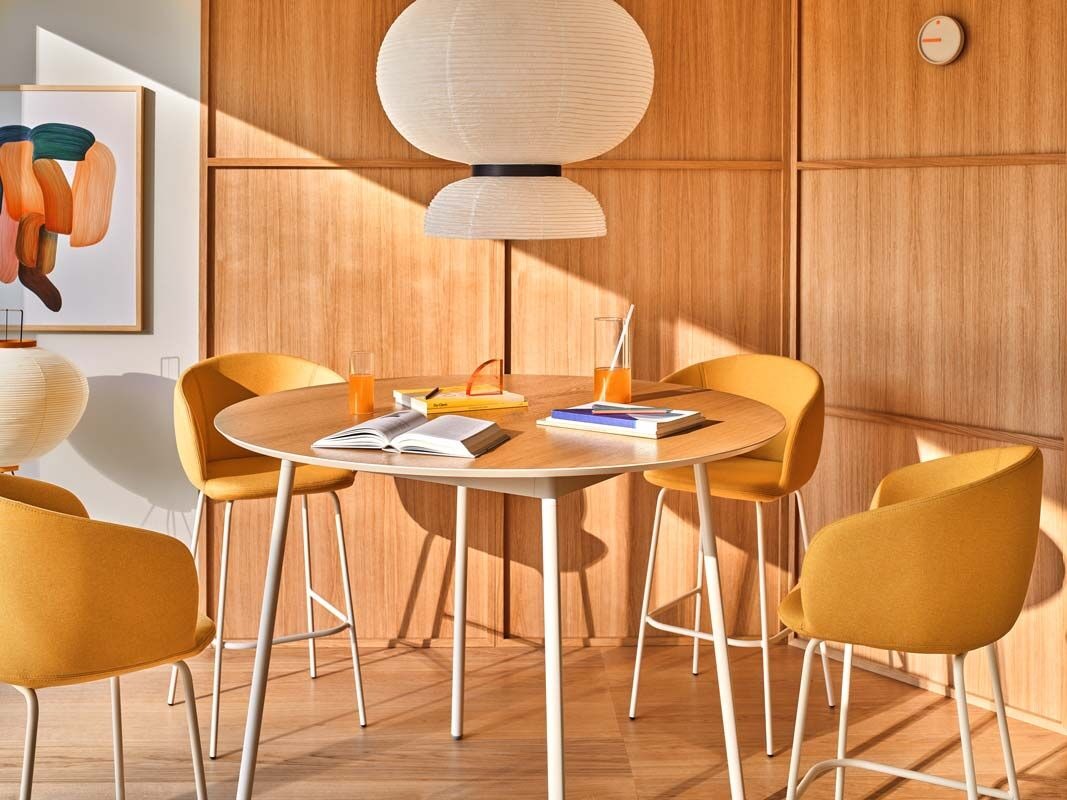 Tabourets de bar rembourrés jaunes autour d'une table ronde haute