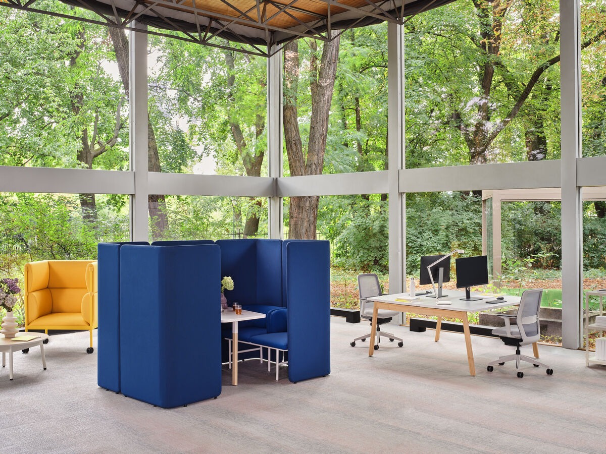 Espace de bureau ouvert avec box de réunion rembourré bleu marine