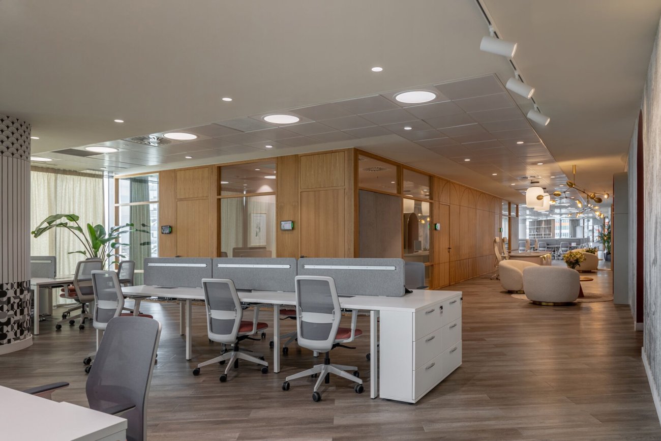Bureau de type open space avec des bureaux équipés de panneaux acoustiques