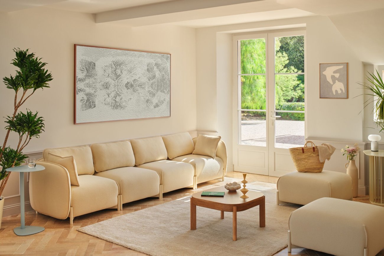 Canapé modulaire Linka avec un revêtement clair, disposé dans un salon domestique