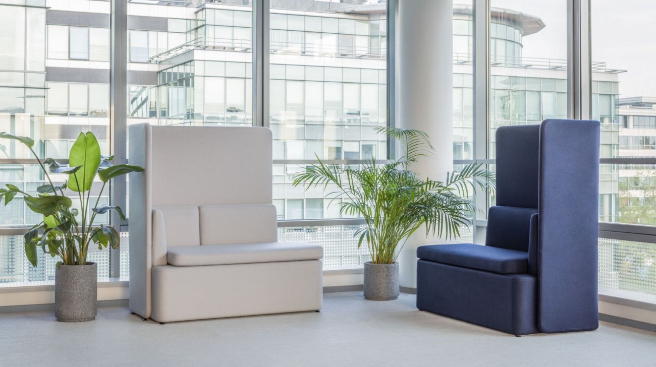 Canapés modulaires Kaiva avec panneaux hauts dans un espace de bureau