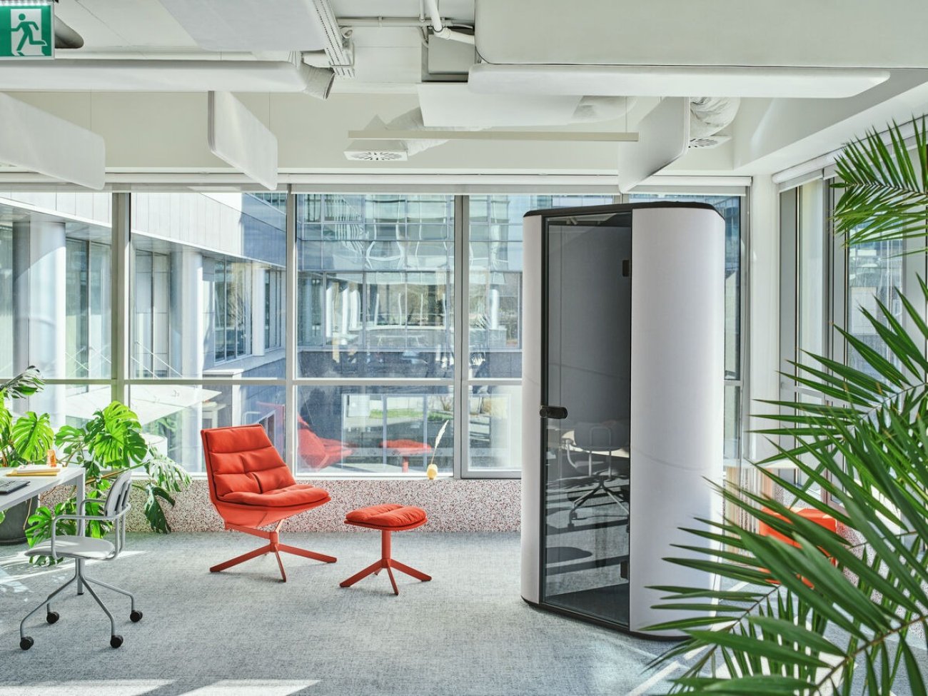 Budka akustyczna z tapicerowanymi ściankami w przestrzeni biurowej