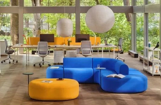 Sofá modular en la oficina: maximizar el potencial en un diseño moderno del espacio