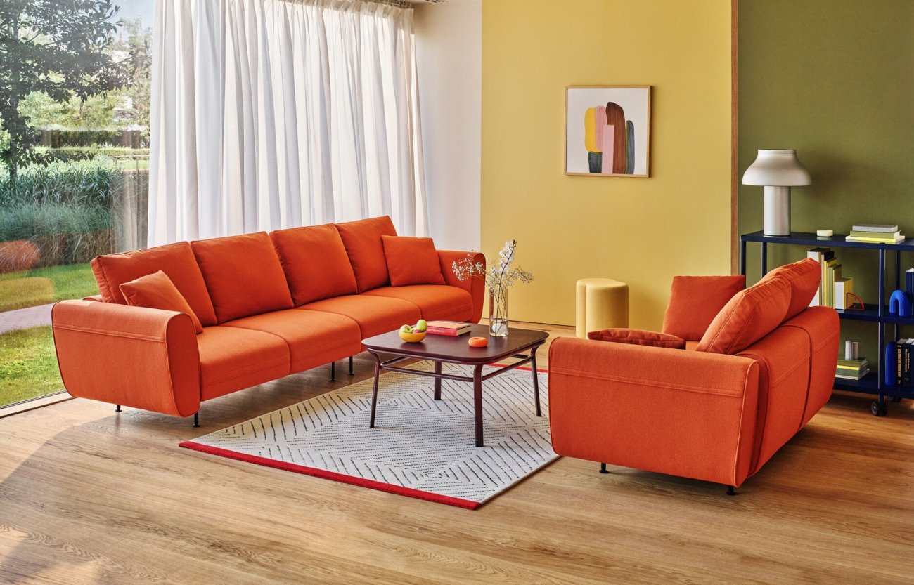 Canapés Lotus orange de différentes tailles dans le salon