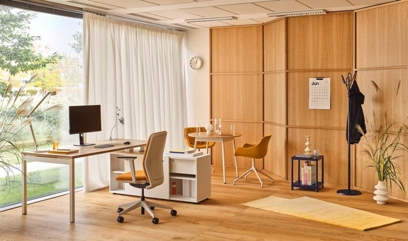 Stanowisko pracy z tapicerowanym na żółto fotelem biurowym