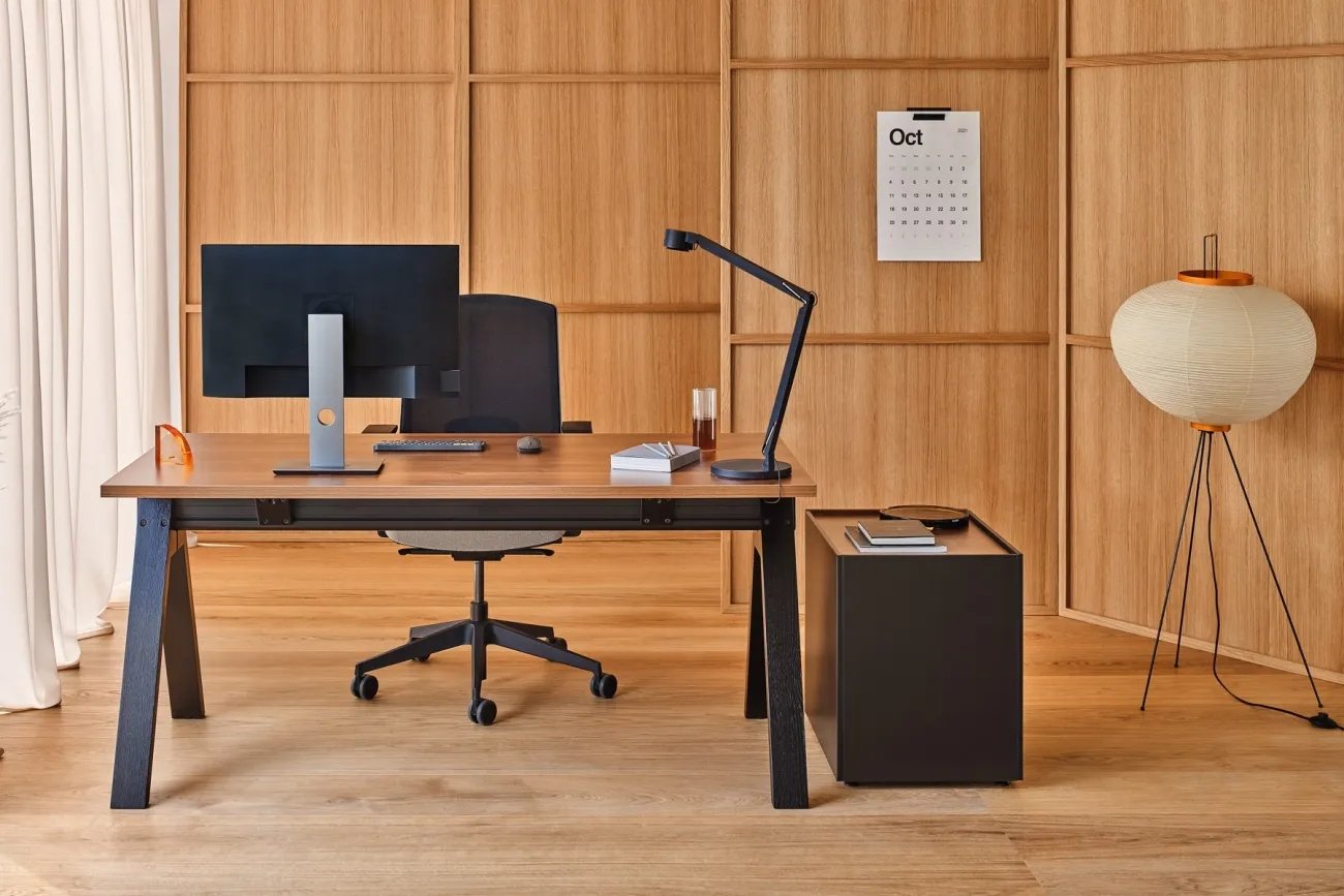 Un bureau élégant : bureau en bois avec caisson, fauteuil pivotant noir