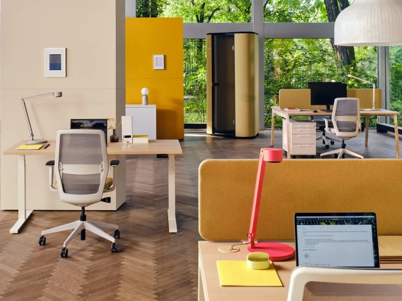 Biuro typu open-space wyposażone w tapicerowane panele akustyczne