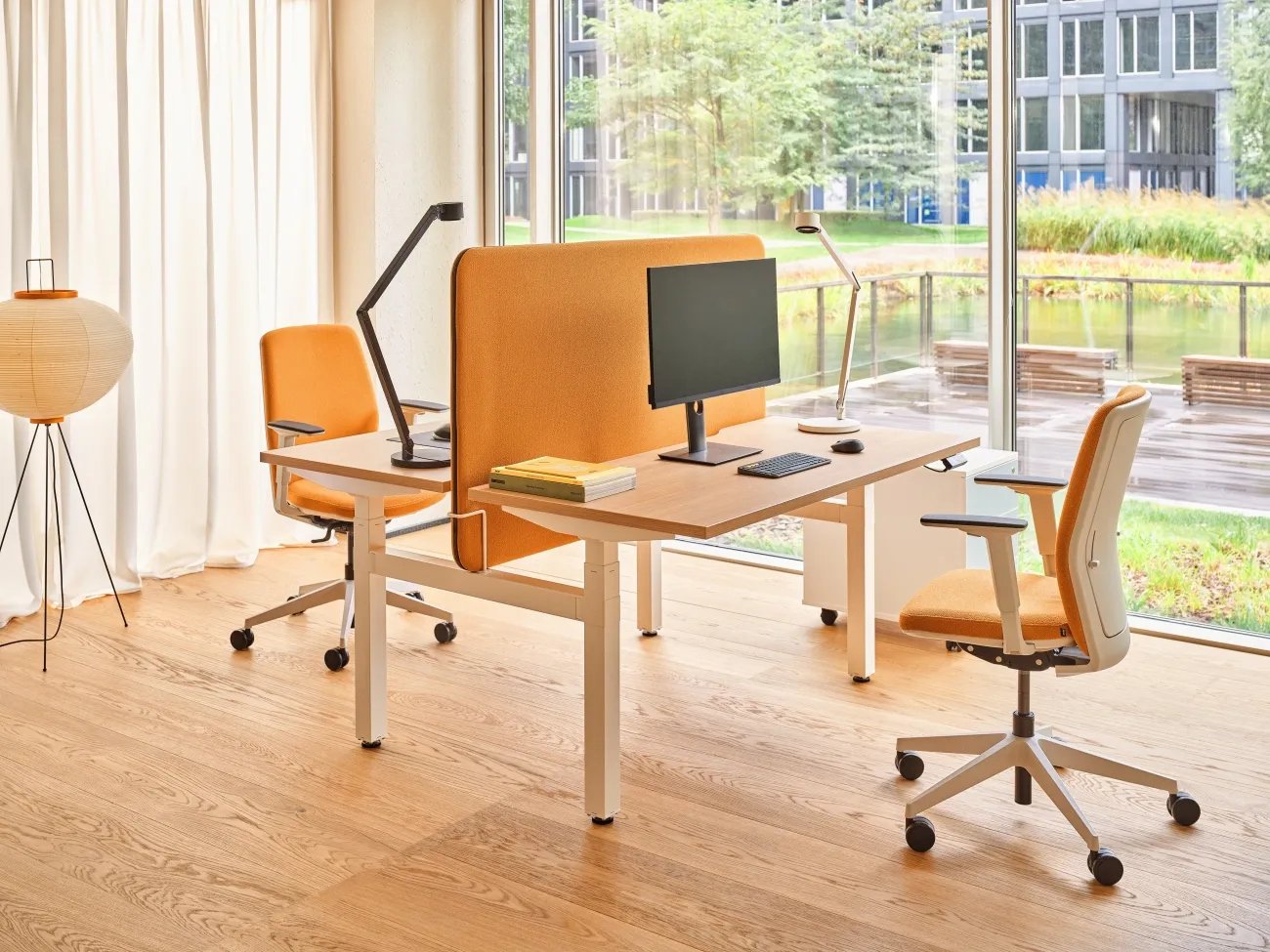 Stanowisko pracy z biurkiem typu bench i tapicerowanym panelem akustycznym