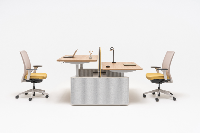 Bureau Ogi Drive avec panneaux latéraux en feutre