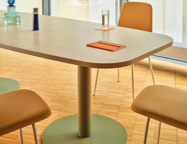 Table Tack avec un piètement vert