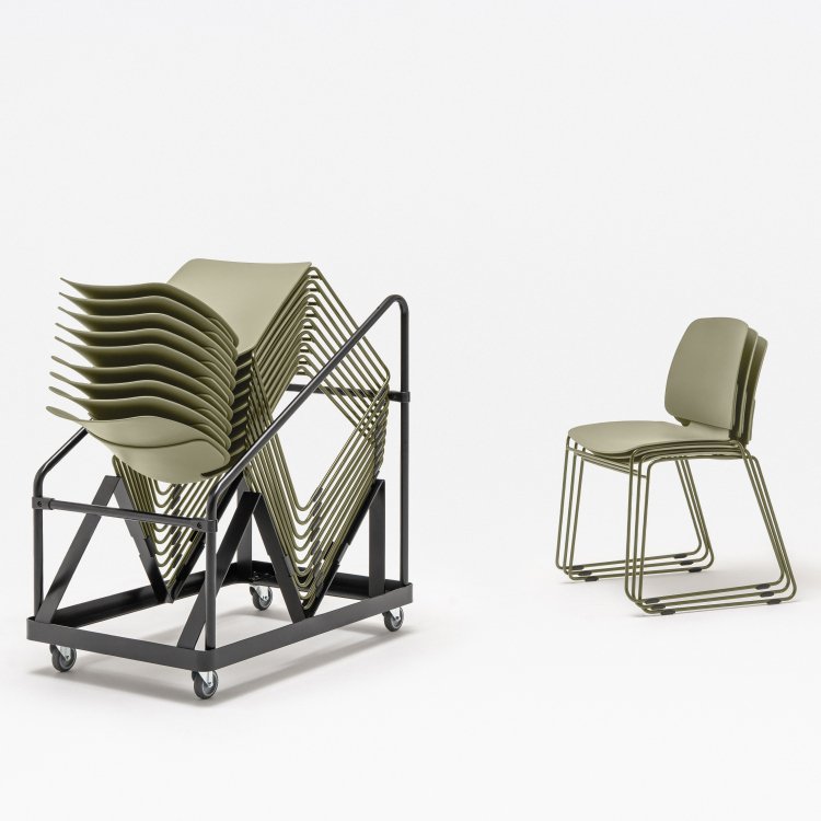Des chaises Lena empilées sur un chariot de transport