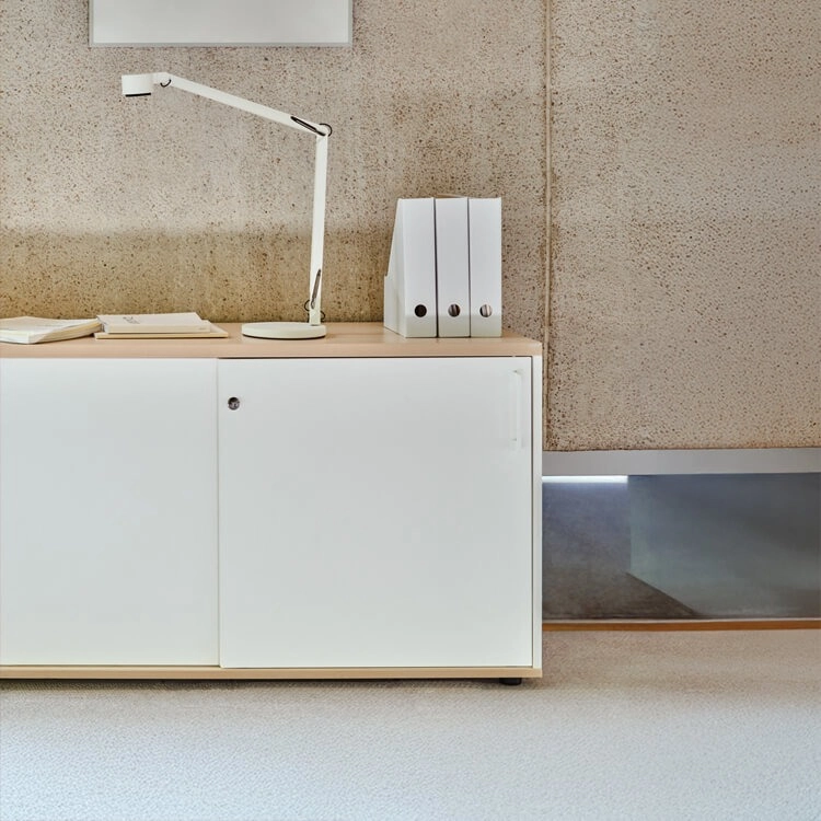 Weißer, abschließbarer Büroschrank mit Dokumentenablage auf der Platte