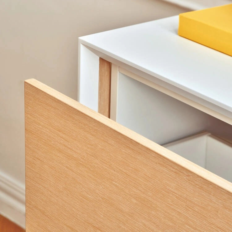 Schublade in einem hellen Büroschrank mit Holzoptik