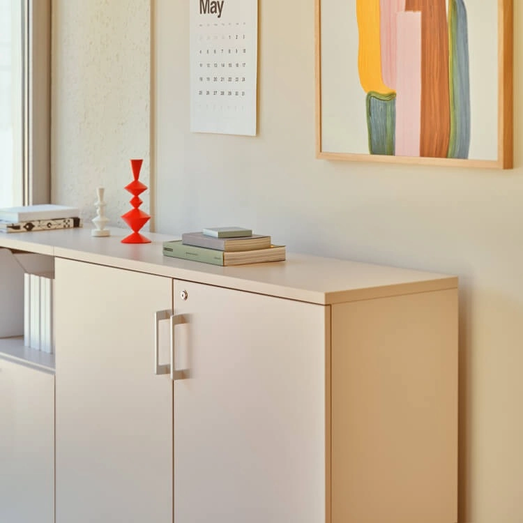 Niedriger, heller Schrank mit abschließbaren Fronten im Bürobereich