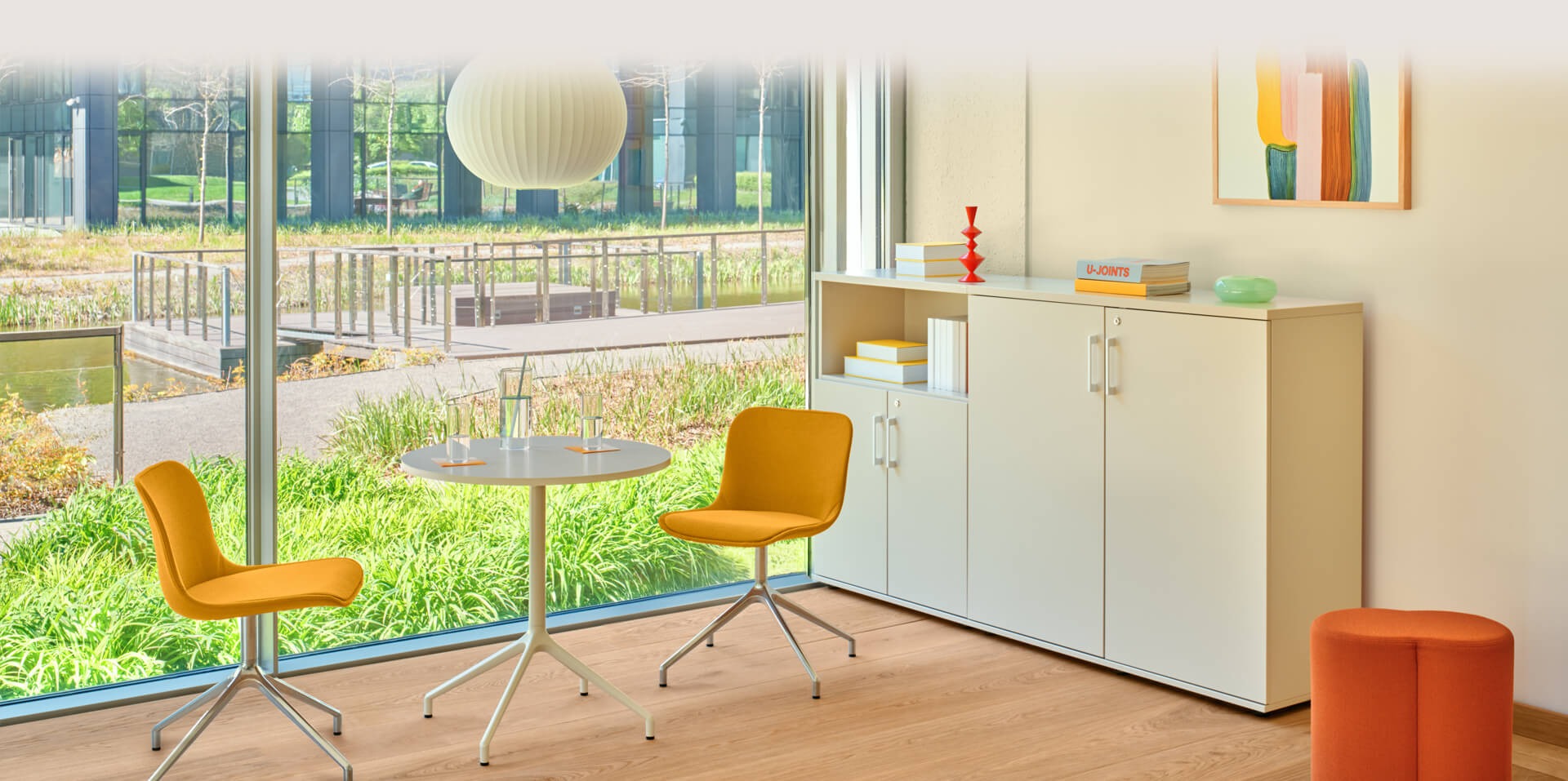 Beigefarbene, abschließbare Büroschränke am Fenster im Arbeitsbereich