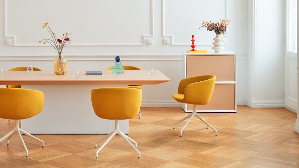 Niedriger Büroschrank mit zwei Schubladen in einem klassischen Bürointerieur