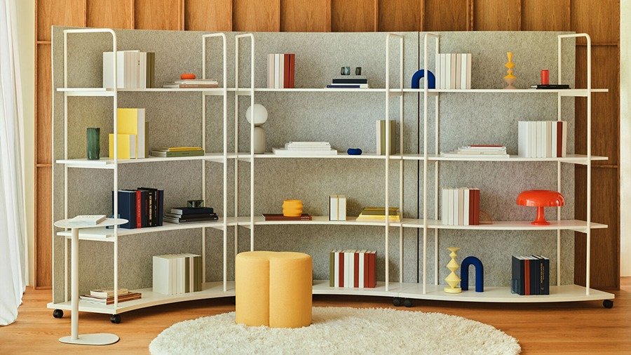 Grande bibliothèque modulaire claire sur roulettes avec livres et déco, intérieur moderne