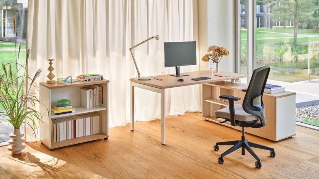 Szare krzesło do biura przy stanowisku pracy z szafką i regałem