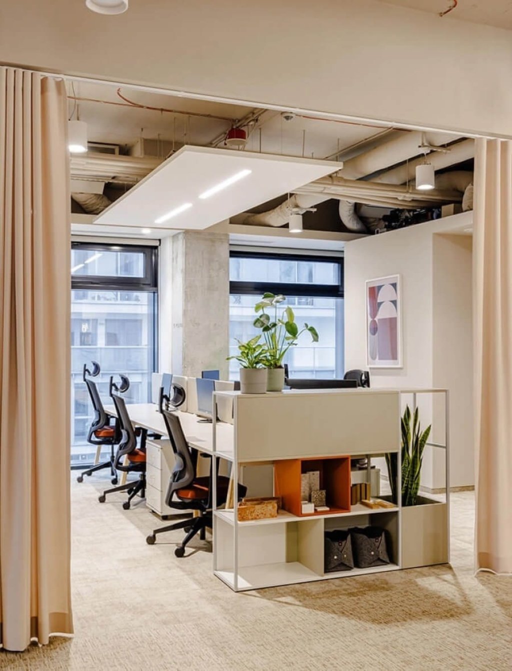 Nowoczesne biuro z ergonomicznymi krzesłami biurowymi Sava z pomarańczowymi siedziskami