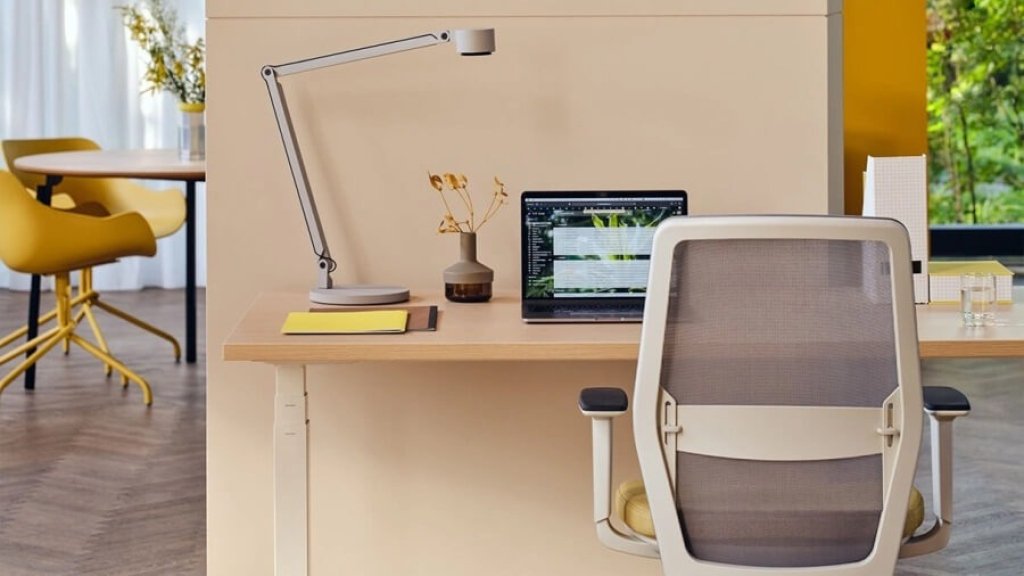 Krzesło biurowe z oparciem z siatki w biurze open-space