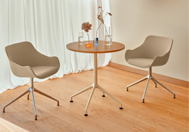 Table basse Gobo à plateau rond et chaises Baltic