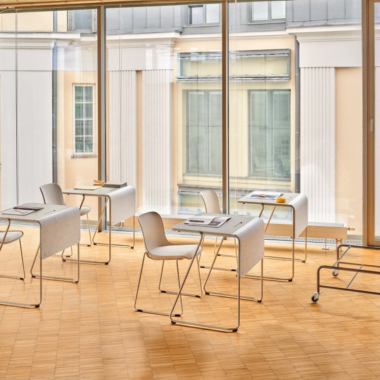 Les bureaux scolaires Loop associés aux chaises Baltic